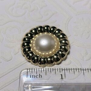 Vintage Scarf Clip | Dress Clip / Gold Tone w. faux Pearl Center in EUC